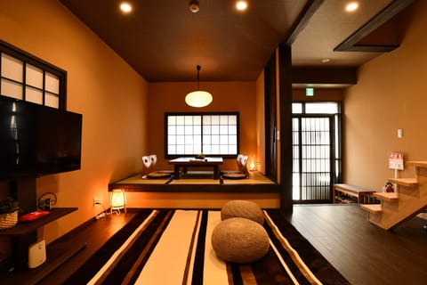 Comfort House | Living area | 40-inch LED TV with cable channels, Netflix, Hulu