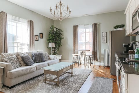 Apartment, Private Bathroom (The Bons Amis Suite) | Lounge