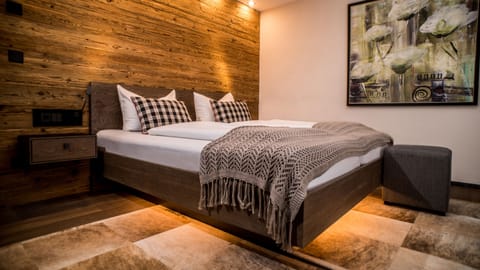 Deluxe Double Room | Hypo-allergenic bedding, individually decorated, desk, free WiFi