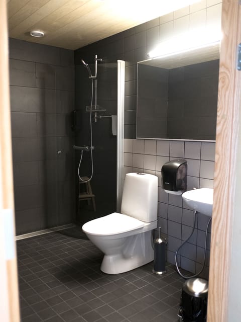 Deluxe Room, 2 Bedrooms, Sauna | Bathroom | Shower, hair dryer, bidet, towels