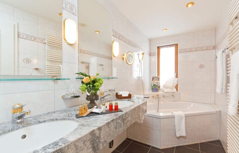 One bedroom Suite with Eiger montain view | Bathroom | Hair dryer, bathrobes, slippers, towels