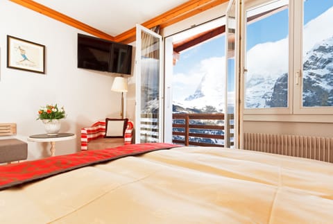 Double room with Eiger mountain view | Minibar, in-room safe, desk, blackout drapes
