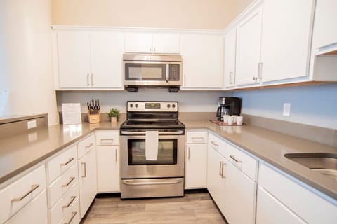 Executive Apartment | Private kitchen | Fridge, microwave, oven, stovetop