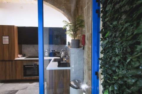 Full-size fridge, microwave, oven, stovetop