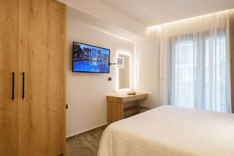 Comfort Studio | Pillowtop beds, in-room safe, blackout drapes, soundproofing