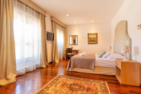 Deluxe Double Room - Seaview & Balcony | Premium bedding, down comforters, minibar, in-room safe