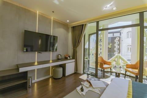 Deluxe Double Room | Bathroom | Shower, rainfall showerhead, hair dryer, slippers