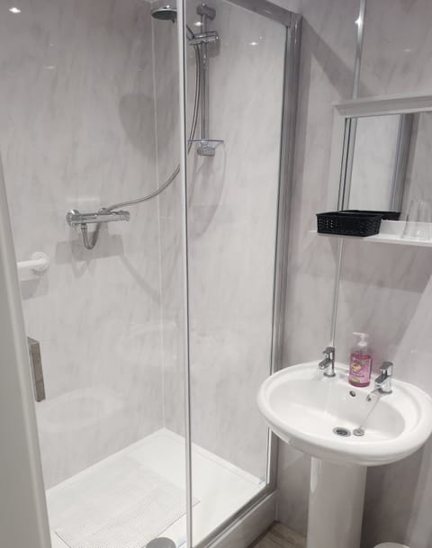 Standard Double or Twin Room | Bathroom | Towels, toilet paper