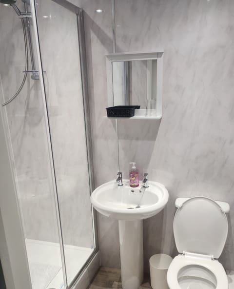 Standard Double or Twin Room | Bathroom | Towels, toilet paper