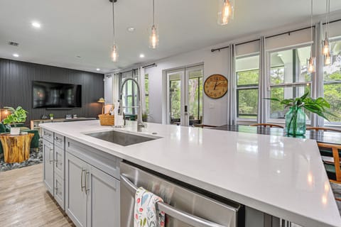 House (5 Bedrooms) | Interior