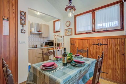 Family Apartment, Multiple Bedrooms (The Secret Garden) | Dining