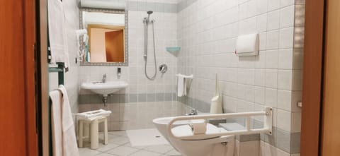 Standard Triple Room | Bathroom | Towels