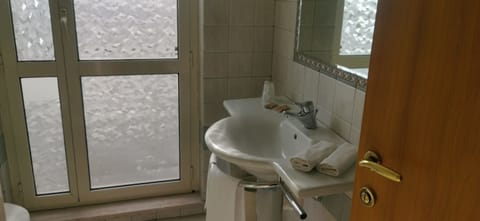 Standard Room | Bathroom | Towels