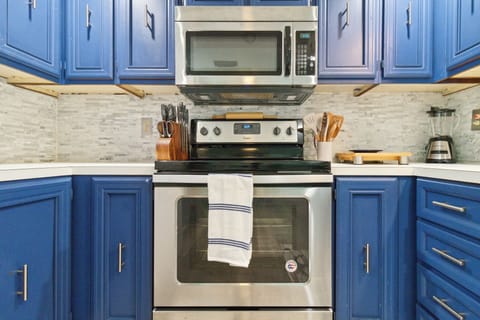 Cottage, 2 Bedrooms | Private kitchen | Fridge, oven, coffee/tea maker, toaster