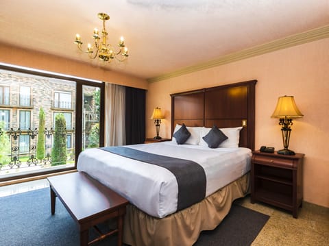 Superior Room, 1 King Bed | Premium bedding, down comforters, in-room safe, iron/ironing board