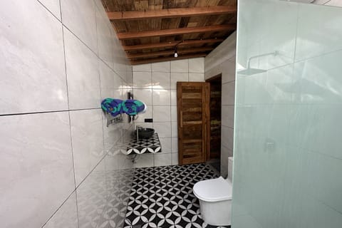 Classic Room | Bathroom | Shower, rainfall showerhead, free toiletries, towels