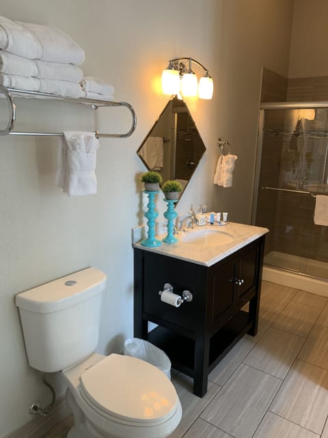 Executive Room, City View, Corner | Bathroom | Combined shower/tub, designer toiletries, hair dryer, towels