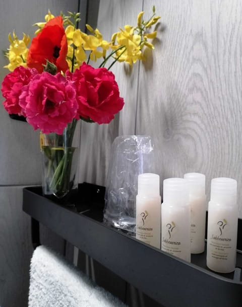 Comfort Quadruple Room | Bathroom | Shower, rainfall showerhead, free toiletries, hair dryer