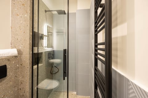 Superior Double Room | Bathroom | Shower, rainfall showerhead, hair dryer, towels