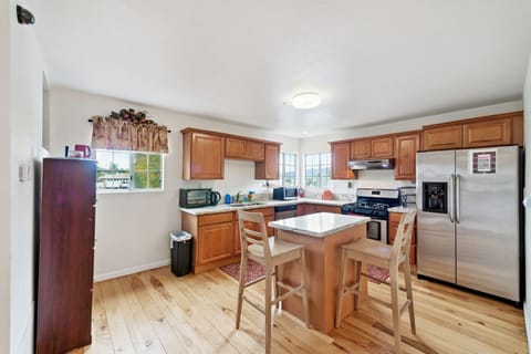 House, 3 Bedrooms | Private kitchen | Fridge, oven, stovetop, coffee/tea maker