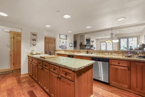 Condo, 3 Bedrooms | Private kitchen | Oven, toaster