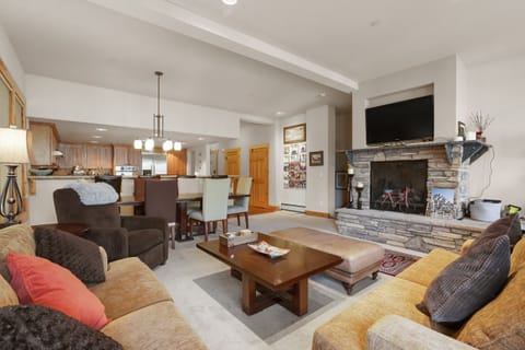 Condo, 3 Bedrooms | Living area