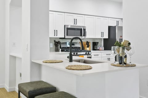 Deluxe Apartment | Private kitchen | Fridge, microwave, oven, stovetop