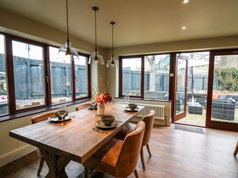 Cottage | Dining