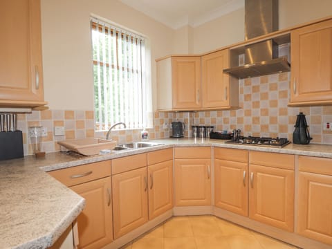 Cottage | Private kitchen | Fridge, dishwasher, electric kettle, toaster