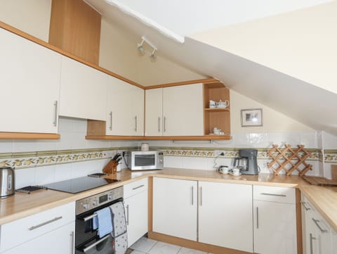 Cottage | Private kitchen | Fridge, dishwasher, electric kettle, toaster