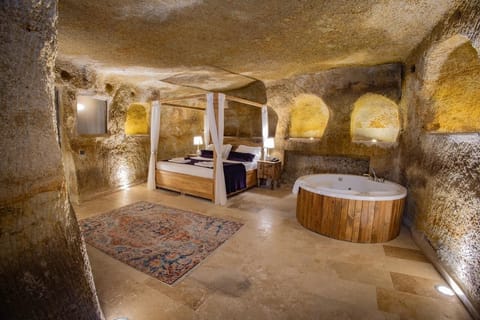 Luxury Suite | Premium bedding, minibar, individually decorated, individually furnished