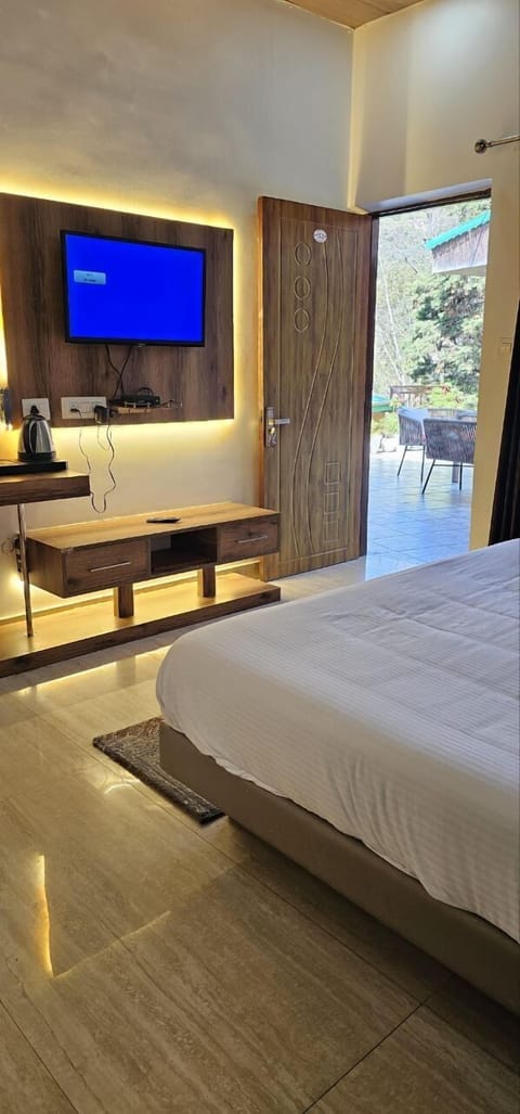 Deluxe Room | Down comforters, in-room safe, iron/ironing board, WiFi (free)