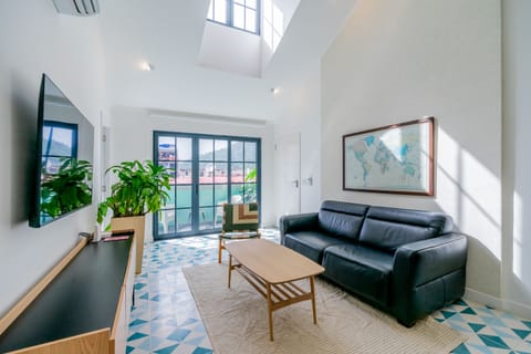 Apartment | Living area | 40-inch Smart TV with cable channels