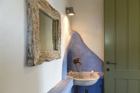 Premium Apartment | Bathroom | Hair dryer, towels