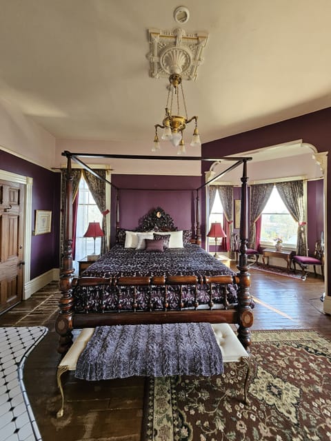 Traditional Room, 1 King Bed | Premium bedding, iron/ironing board, free WiFi, bed sheets