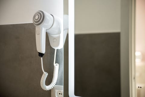 Deluxe Room | Bathroom | Shower, rainfall showerhead, free toiletries, hair dryer