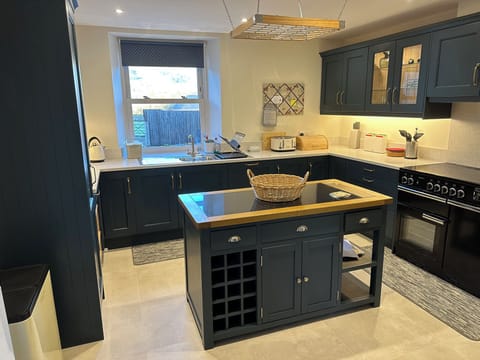 Cottage | Private kitchen | Fridge, electric kettle, toaster, cookware/dishes/utensils