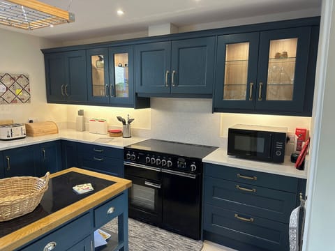 Cottage | Private kitchen | Fridge, electric kettle, toaster, cookware/dishes/utensils