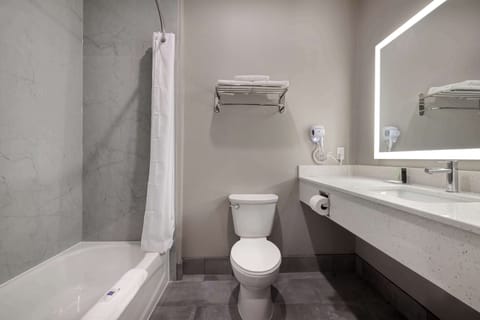 Combined shower/tub, towels