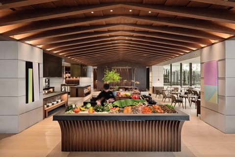 2 restaurants; breakfast, lunch, dinner, and brunch served
