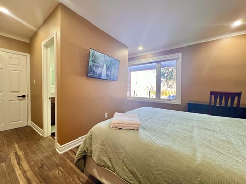 Deluxe Room, 1 Queen Bed, Private Bathroom | Egyptian cotton sheets, premium bedding, desk, laptop workspace