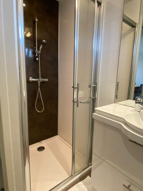 Apartment, 1 Bedroom | Bathroom | Shower, towels