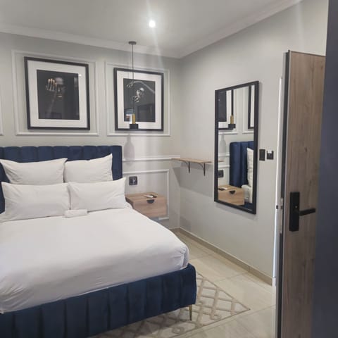 Luxury Room | Egyptian cotton sheets, premium bedding, desk, laptop workspace