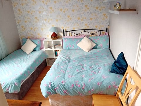 Deluxe Triple Room | Individually decorated, individually furnished, desk, blackout drapes