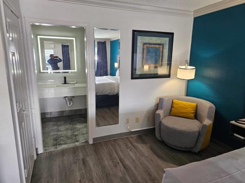 Suite, 1 King Bed, Non Smoking | Free WiFi