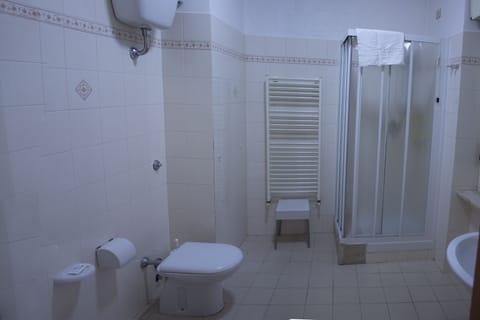 Comfort Triple Room | Bathroom