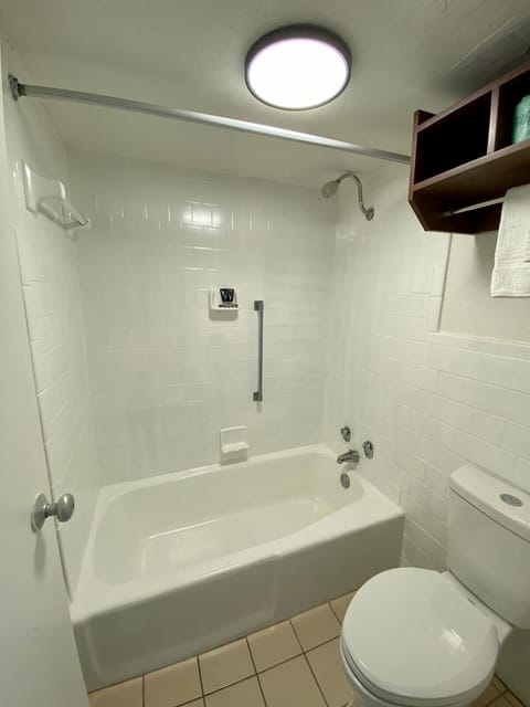 Hypo-allergenic bedding, blackout drapes, free WiFi