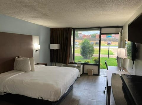 Basic Room | Hypo-allergenic bedding, blackout drapes, free WiFi