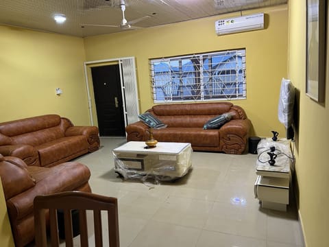 Executive House, 2 Bedrooms, Garden Area | Living area