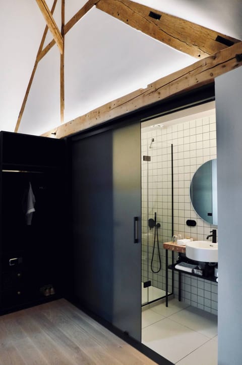 Loft | Bathroom | Shower, free toiletries, hair dryer, towels